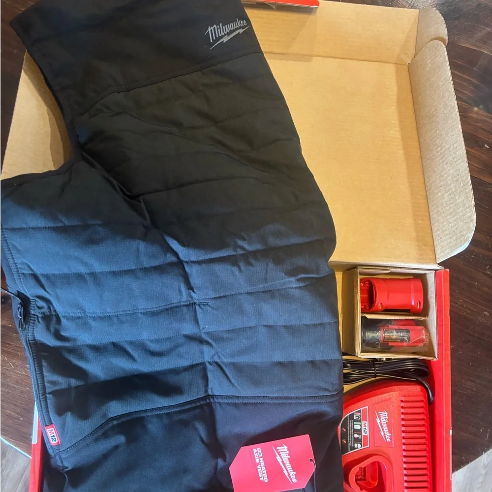 Milwaukee M12 Axis Heated vest - Picture 2 of 5